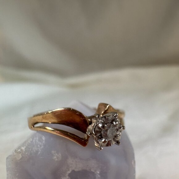 Vintage Gold-Toned Solitaire Diamond Ring W/ Elegant Band 10KT 1.64 GR SZ 7 3/4 - Picture 3 of 10